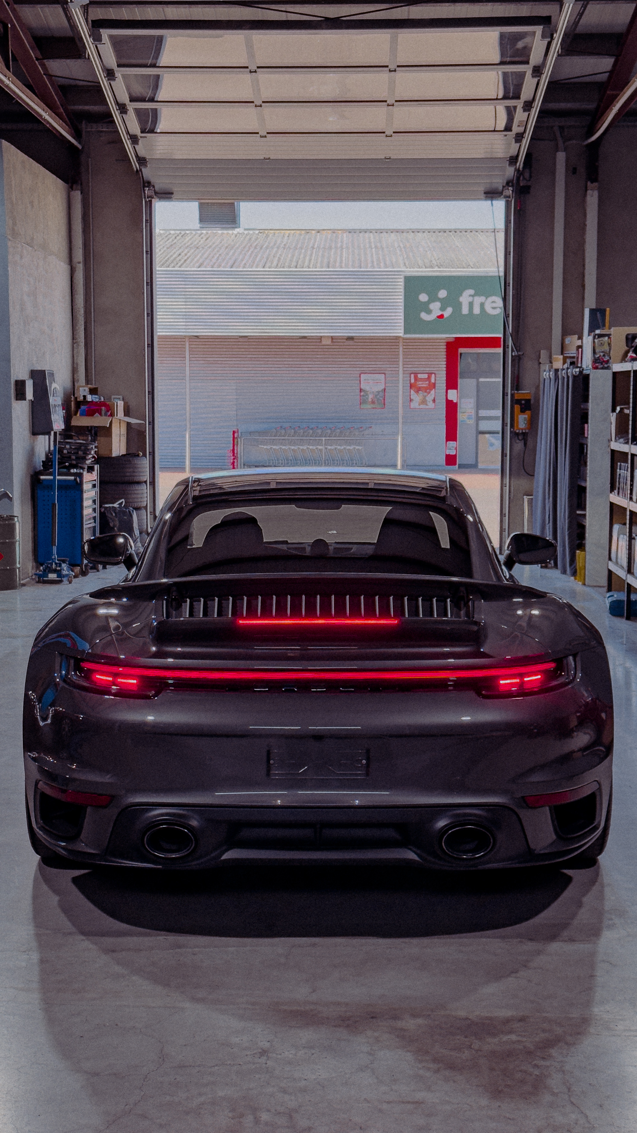Porsche von hinten in der Werkstatt