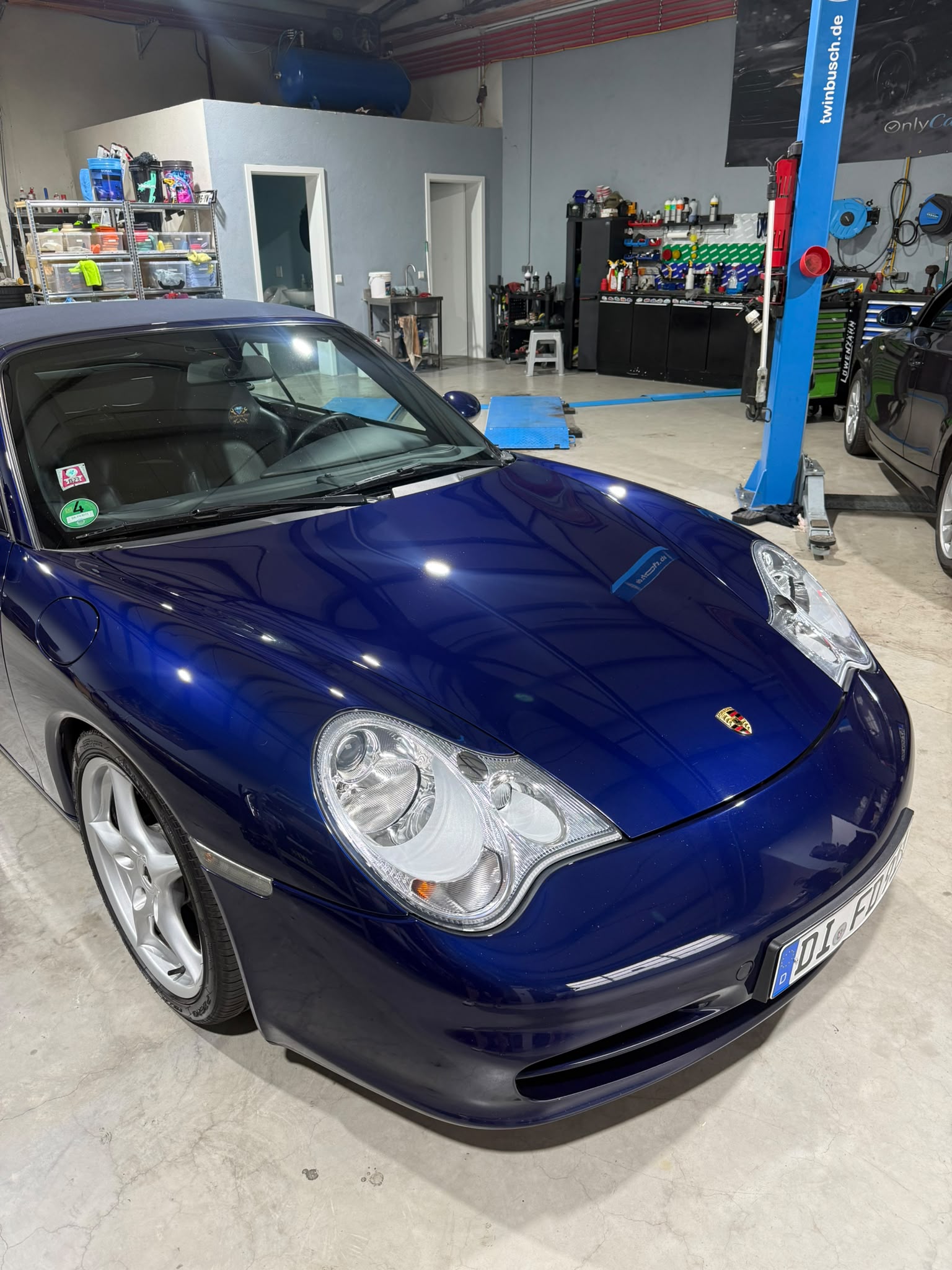 Blauer Porsche in der Werkstatt