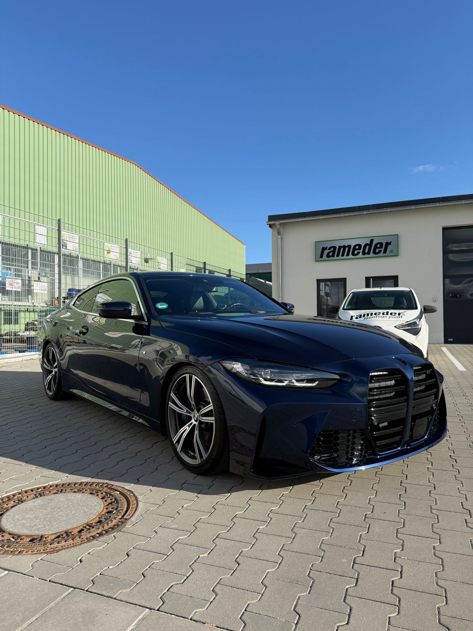 Aufbereiteter BMW vor der Werkstatt